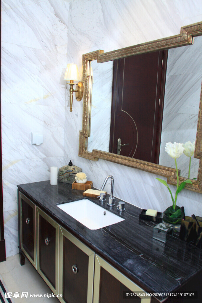 奢华浴室洗手台及镜饰