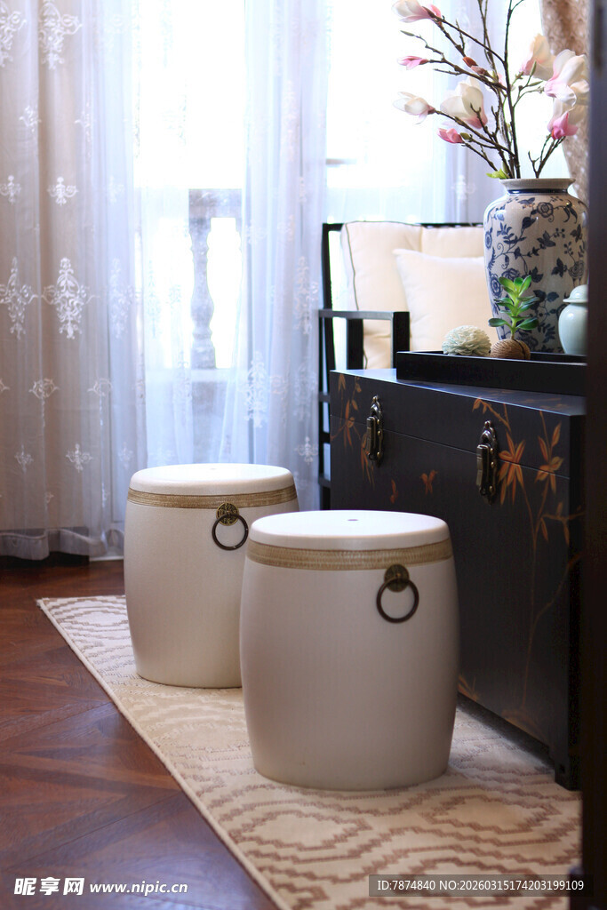 中式风格客厅中的鼓凳