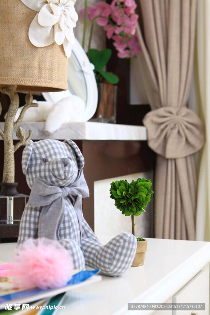 可爱玩偶装点温馨家居角落