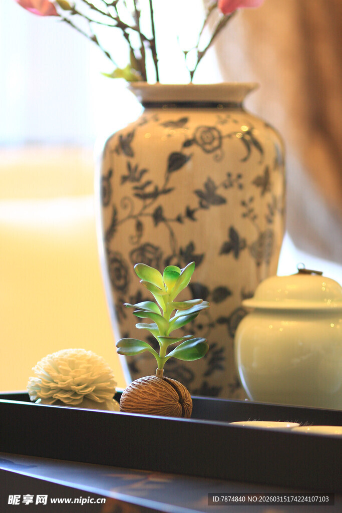 中式雅致茶具与花瓶摆件