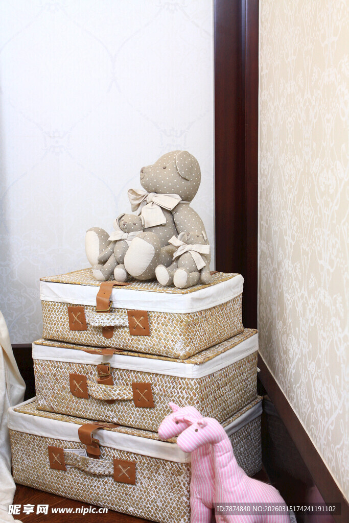 堆叠的复古箱子与可爱玩偶