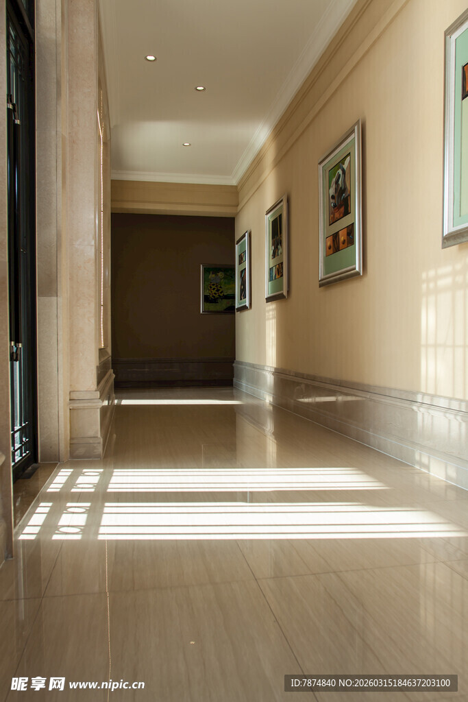 明亮宽敞的室内走廊空间