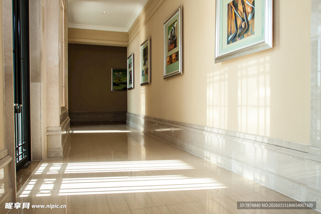 阳光洒落的温馨走廊