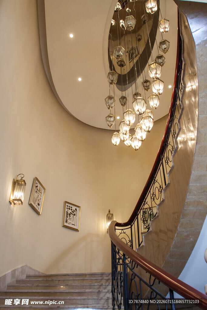 优雅旋转楼梯室内精致设计