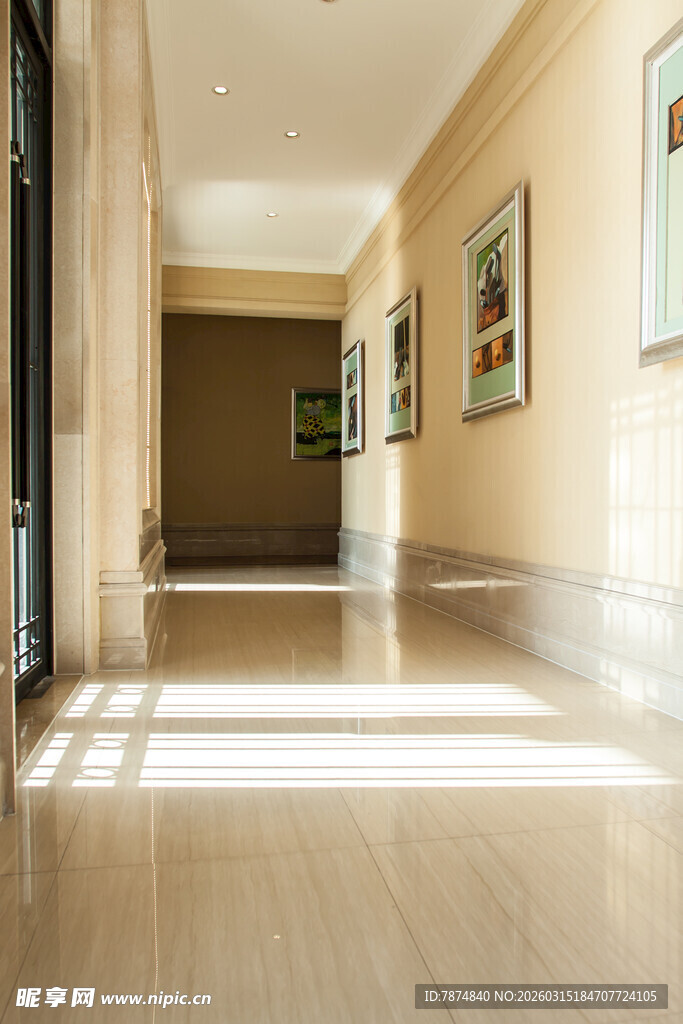 明亮宽敞的简约室内走廊
