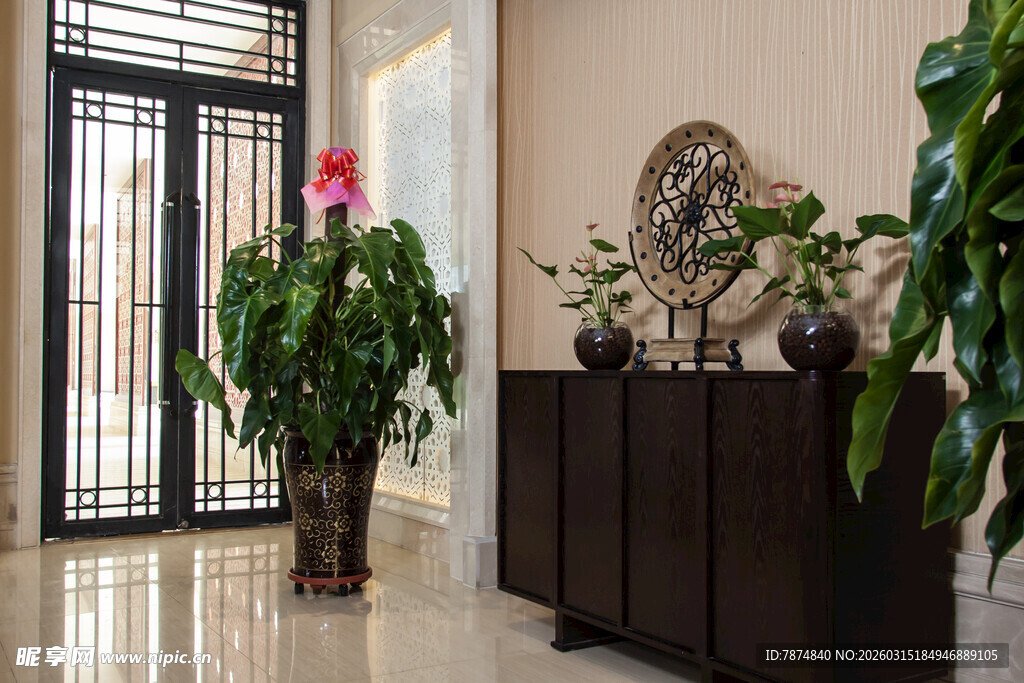 室内绿植与中式家具装饰