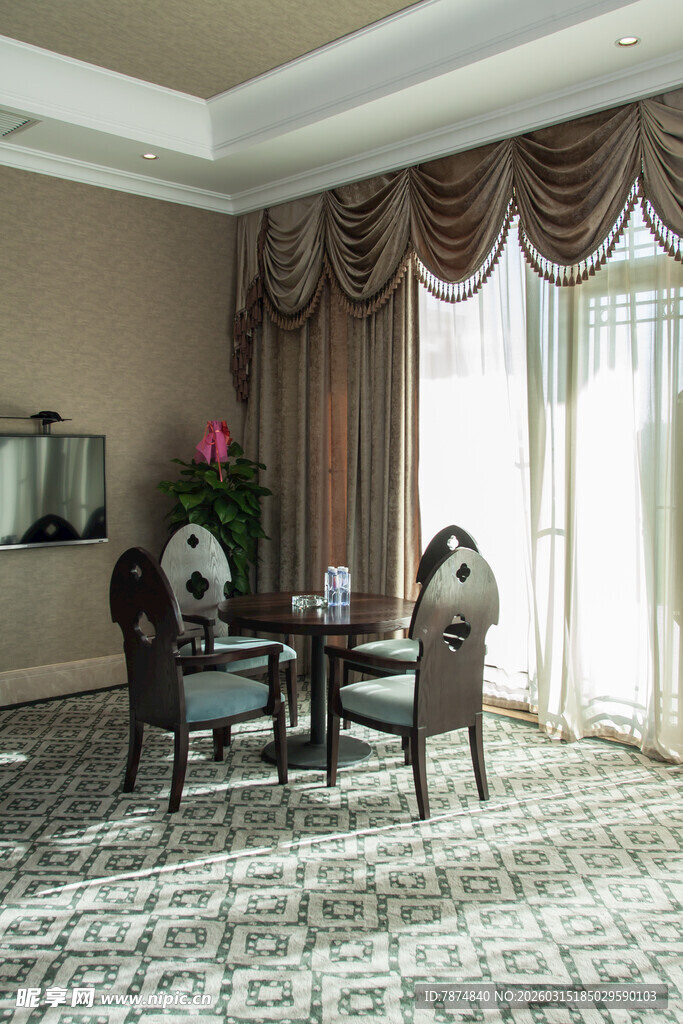 优雅客厅休闲桌椅布置