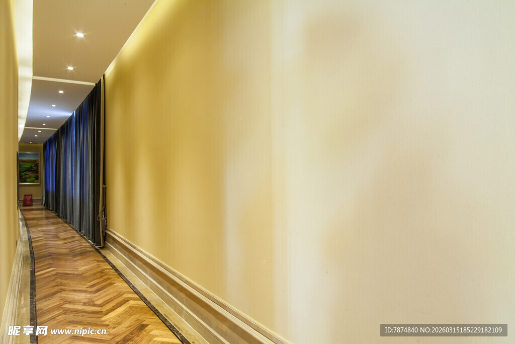 走廊过道的温馨室内场景