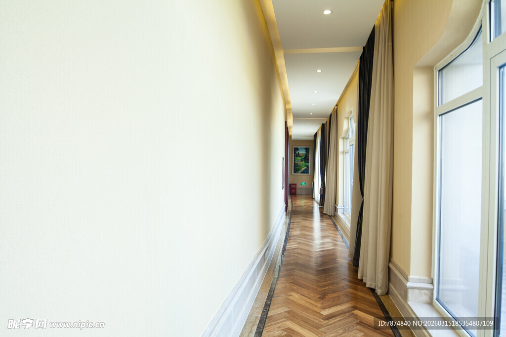 简约明亮的室内走廊空间
