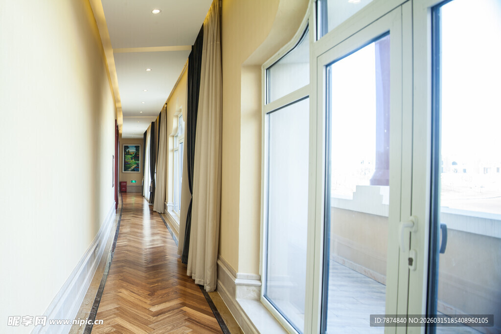 明亮走廊 通透玻璃门窗