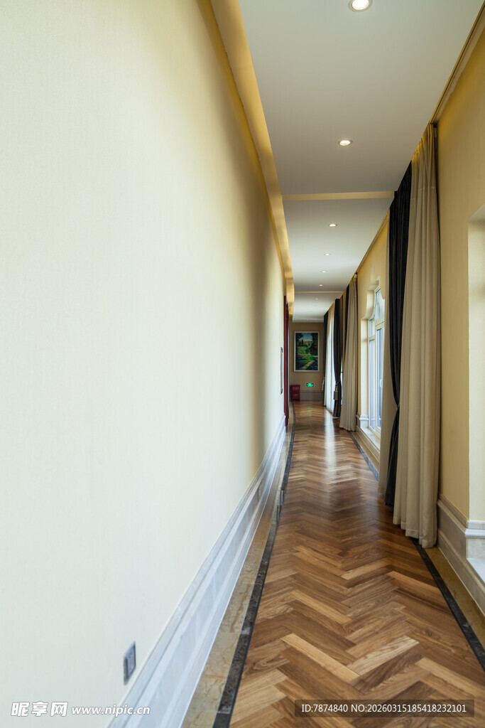 简约走廊 木地板与淡黄墙面