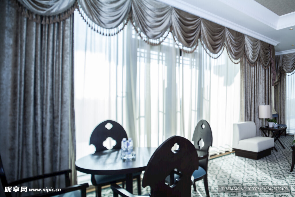豪华客厅窗帘与桌椅陈设