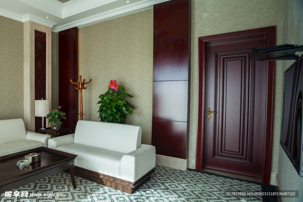 现代风格室内门与沙发场景