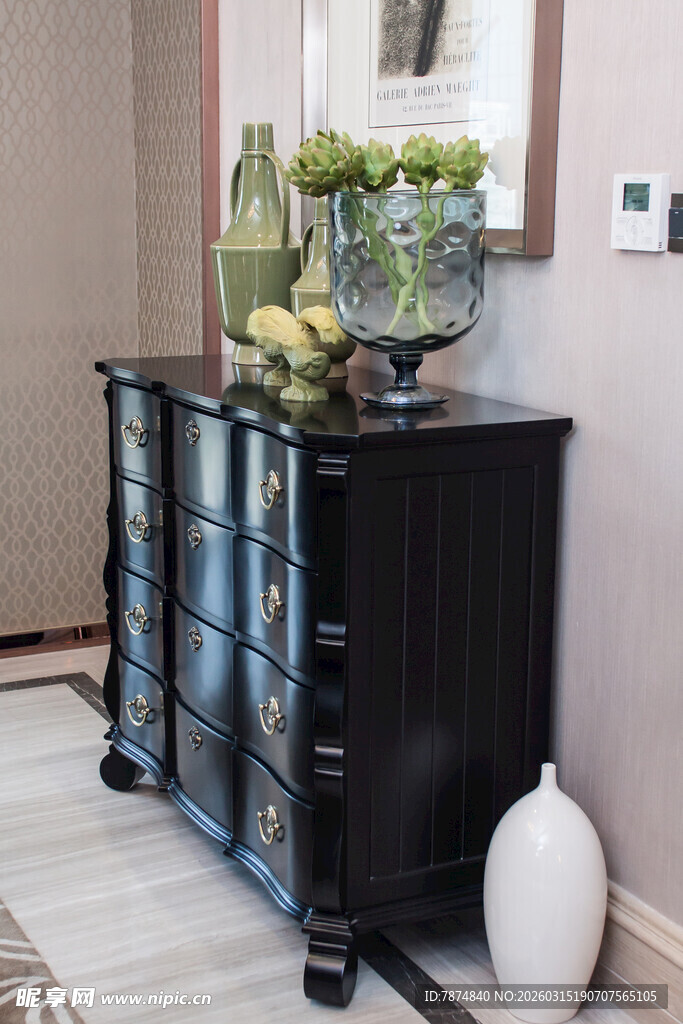 黑色复古边柜的室内装饰