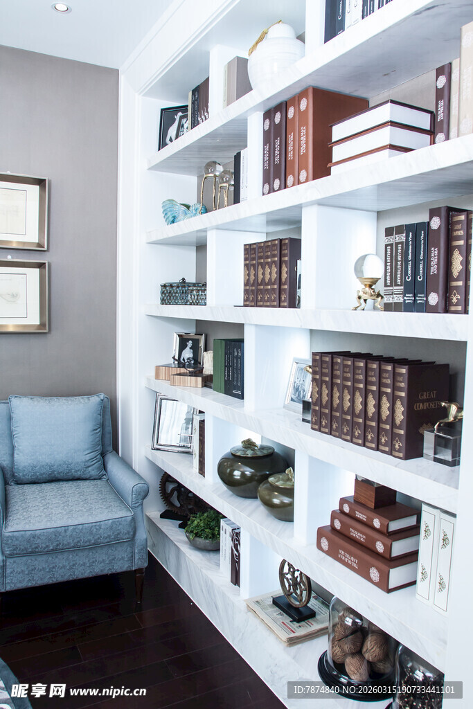 现代简约风格的家庭书架