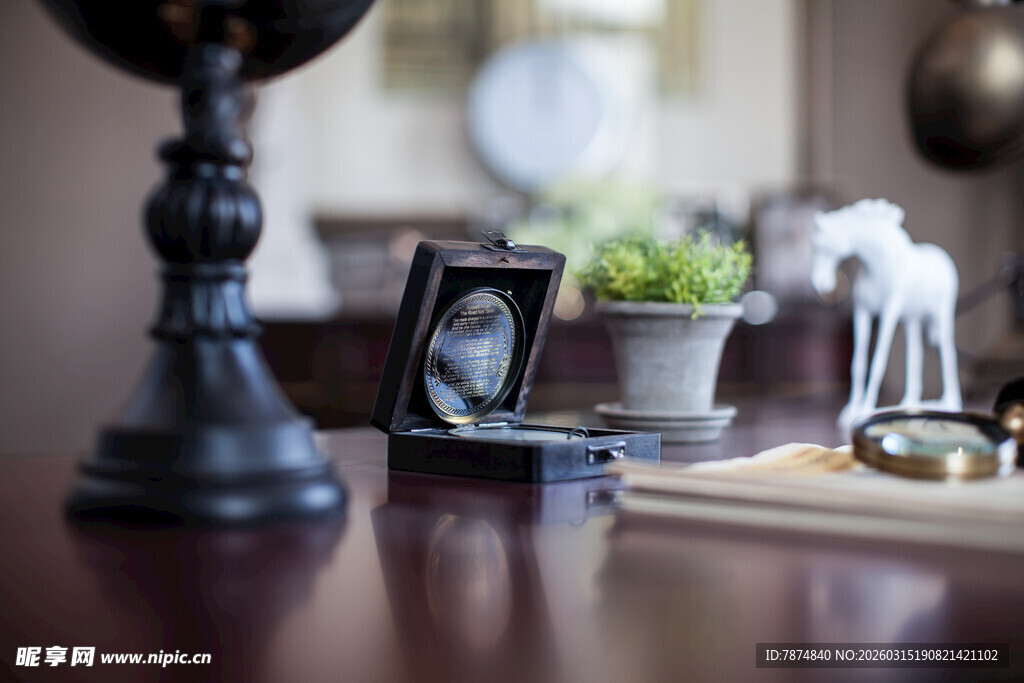 复古书房精致摆件一角