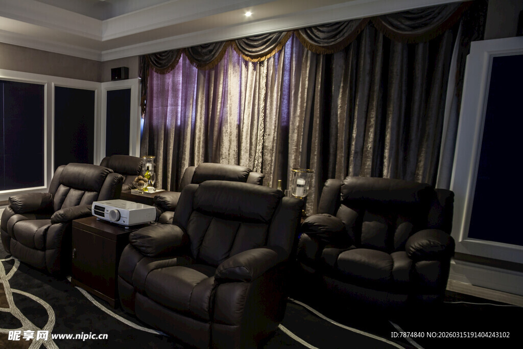 豪华家庭影院沙发布置
