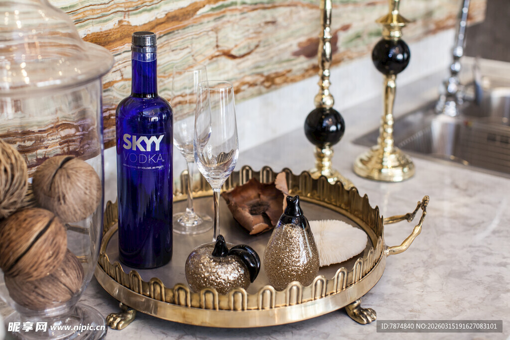 蓝色酒瓶搭配精致摆件