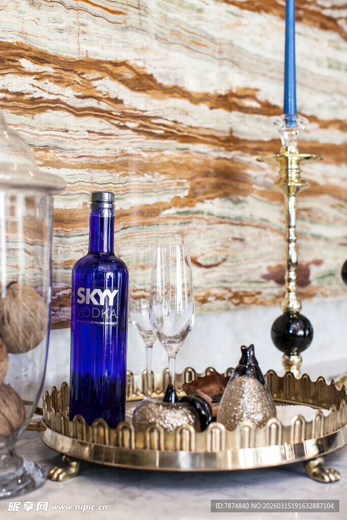 蓝色酒瓶搭配精致摆件