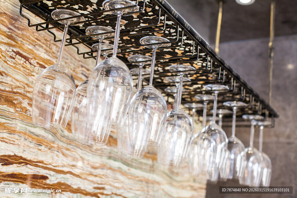 悬挂的透明高脚酒杯