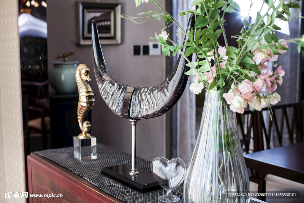 优雅家居摆件与花卉装饰