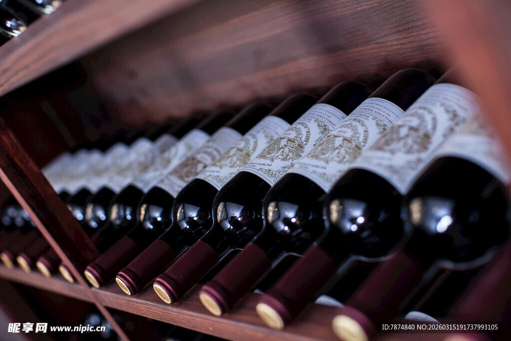 整齐排列的精美葡萄酒瓶