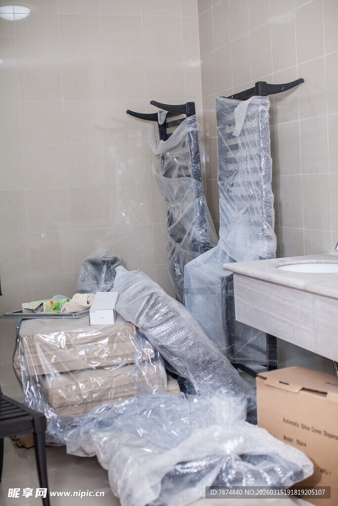 杂乱装修后的卫生间场景