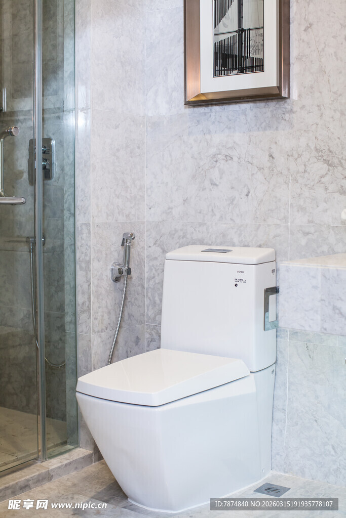 现代简约风格卫生间马桶