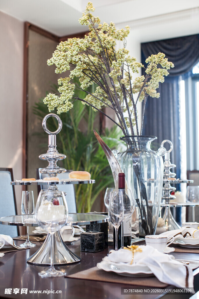 奢华客厅摆件与花卉装饰