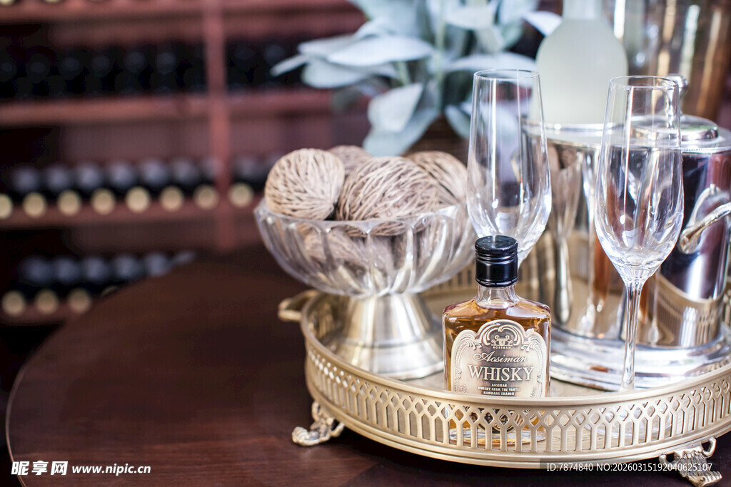 精致托盘上的优雅酒杯餐具