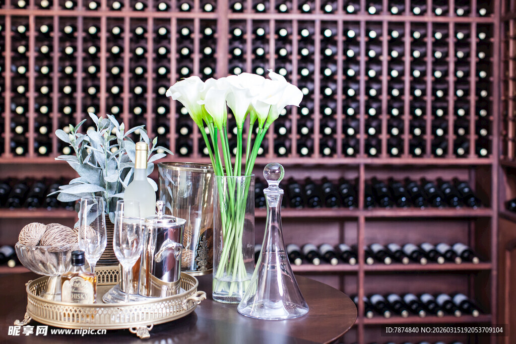 优雅酒窖中的精致餐桌布置