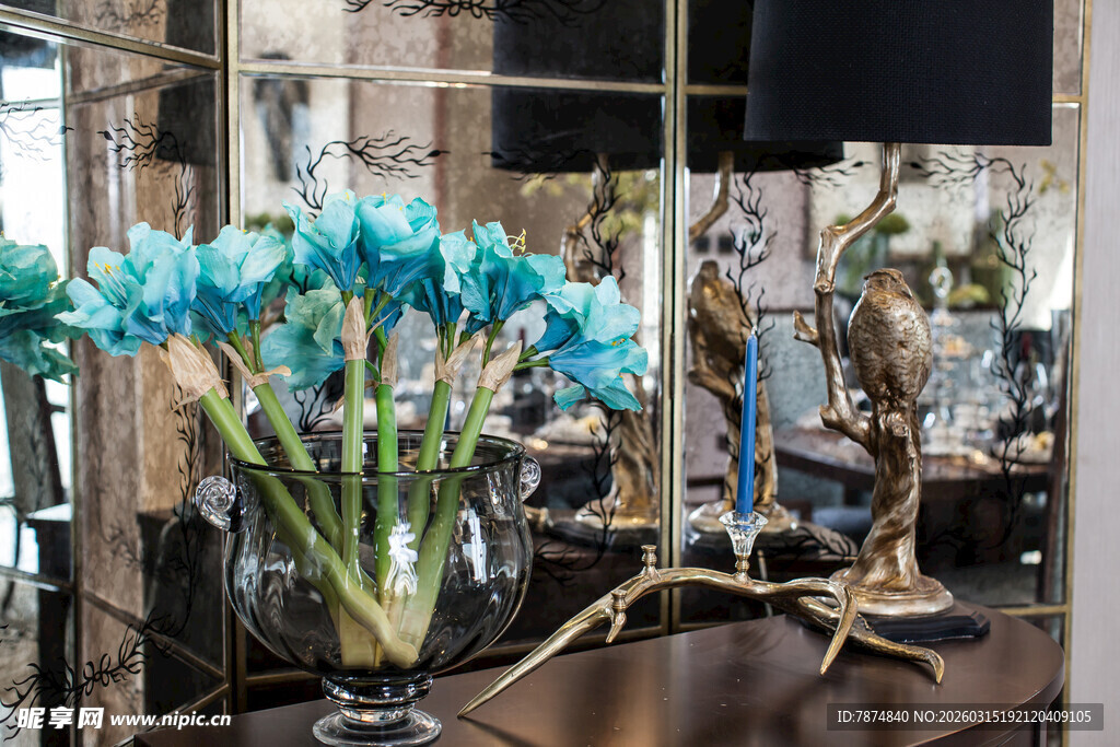 复古风室内的蓝色花卉摆件