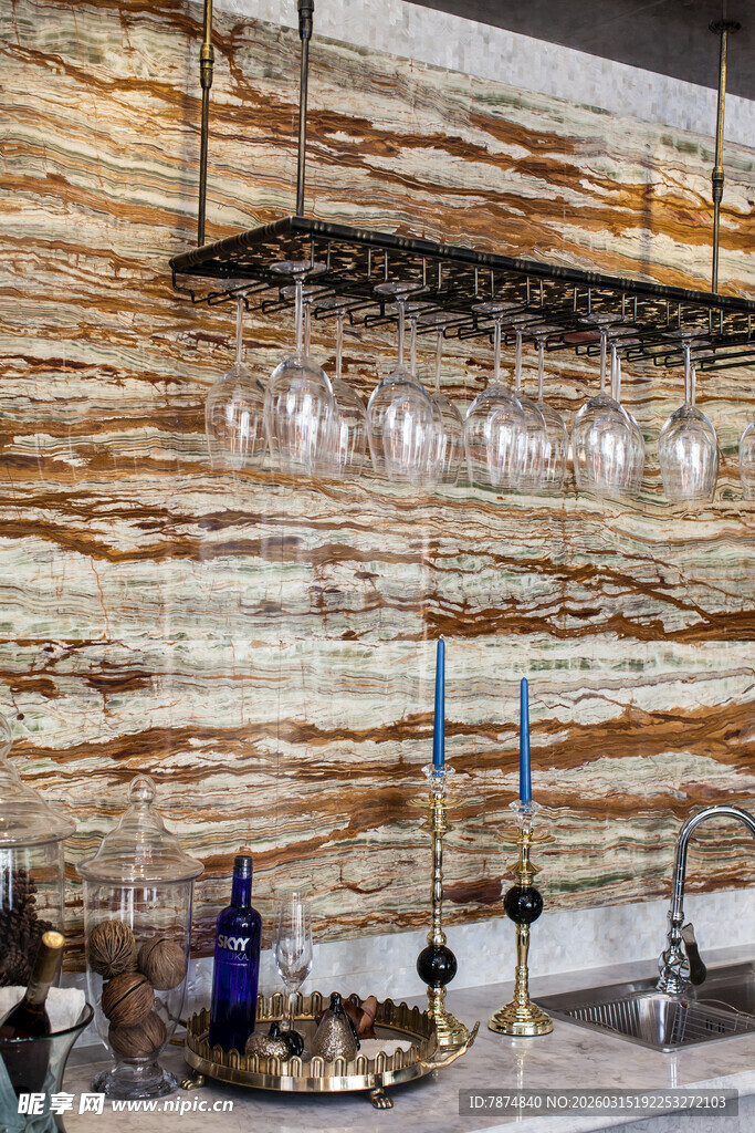 时尚酒架与墙面装饰场景