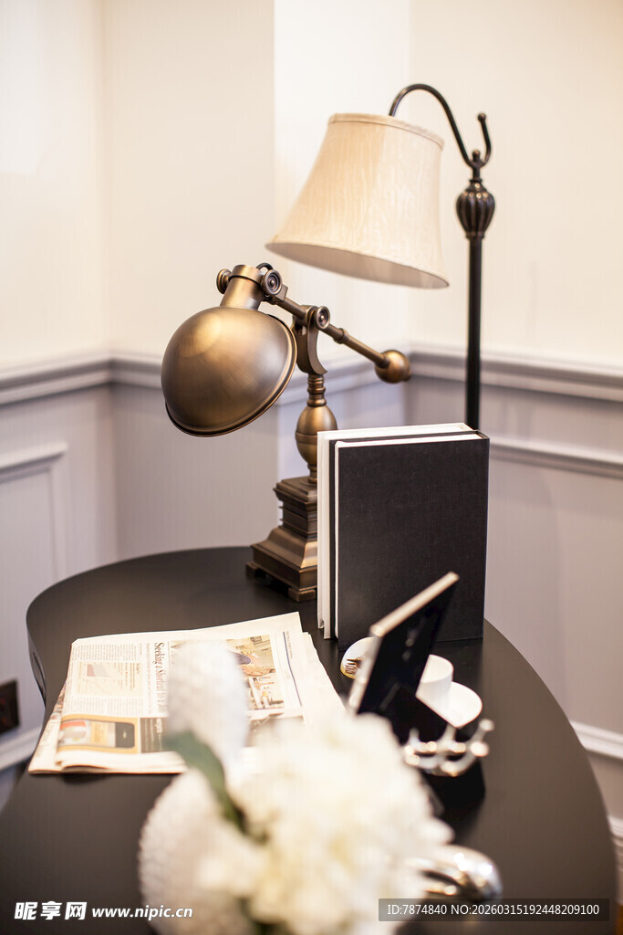 复古书房台灯与精致摆件