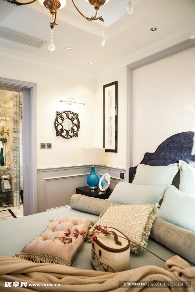 现代风格温馨卧室一角