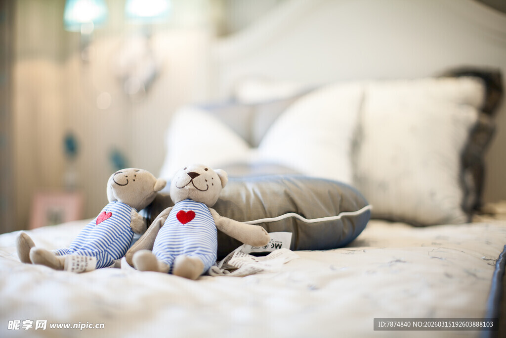 床上可爱毛绒玩具温馨场景
