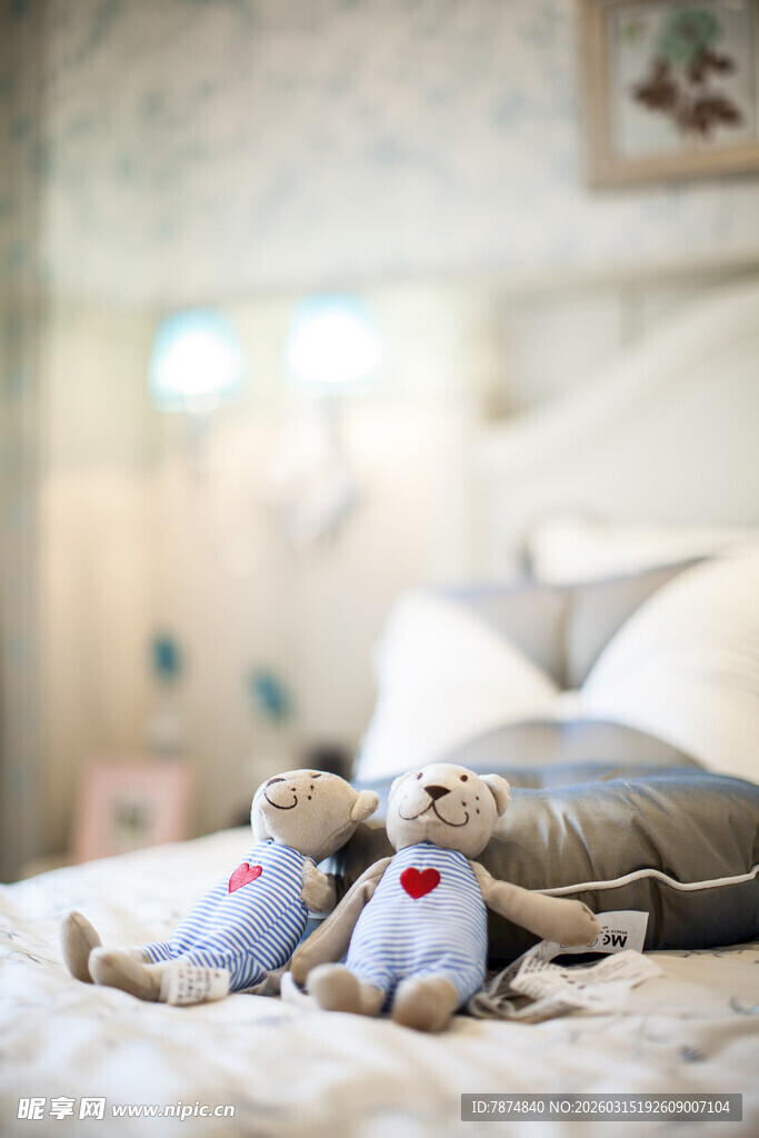 温馨卧室中的可爱毛绒玩具