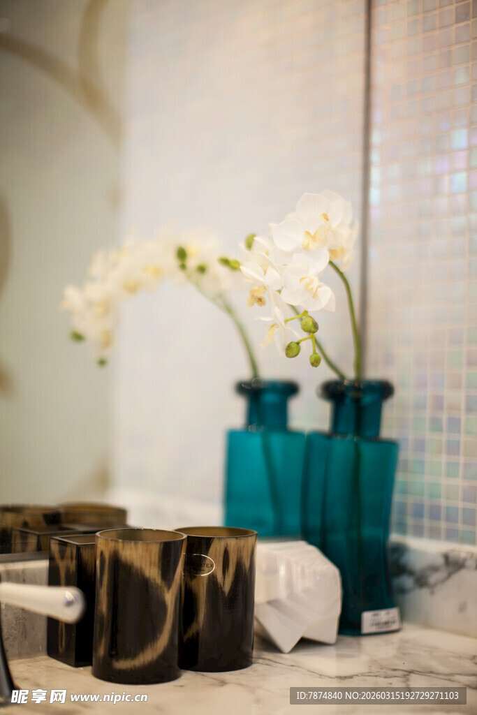 浴室中的清新插花摆件