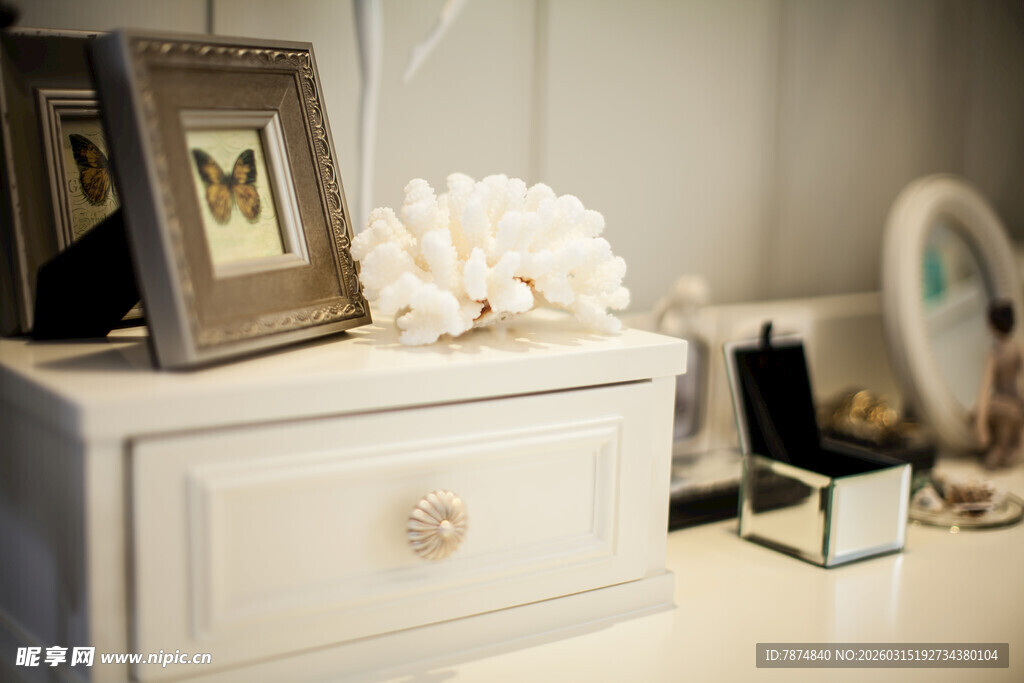 简约白色化妆台及装饰物件