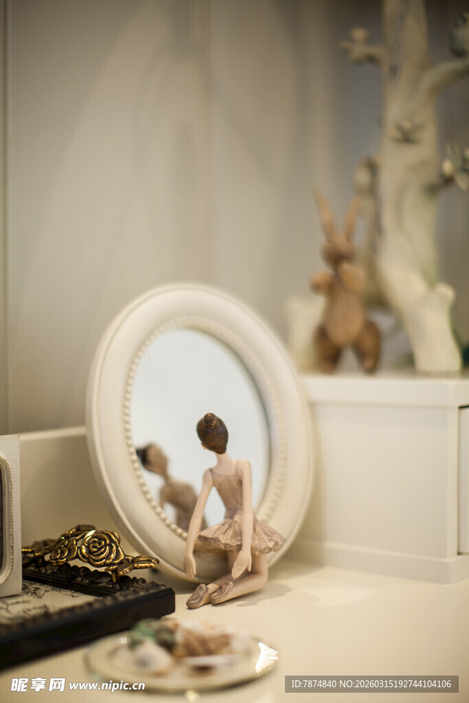 梳妆台上的精致情侣摆件