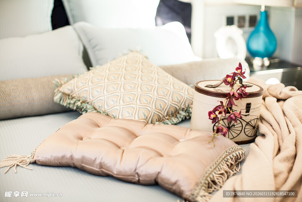 温馨沙发上的精致抱枕摆件