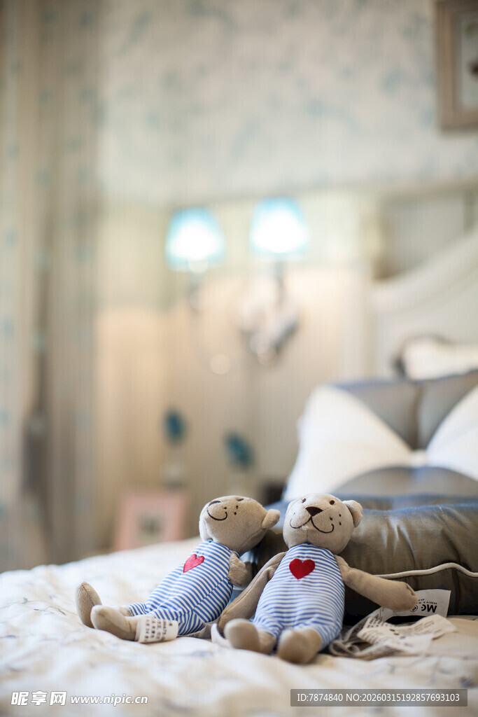 婴儿与玩偶温馨共处画面