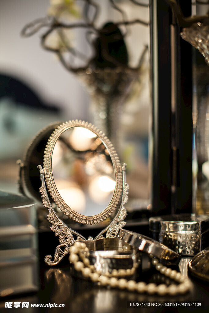 复古珠宝镜与珍珠饰品