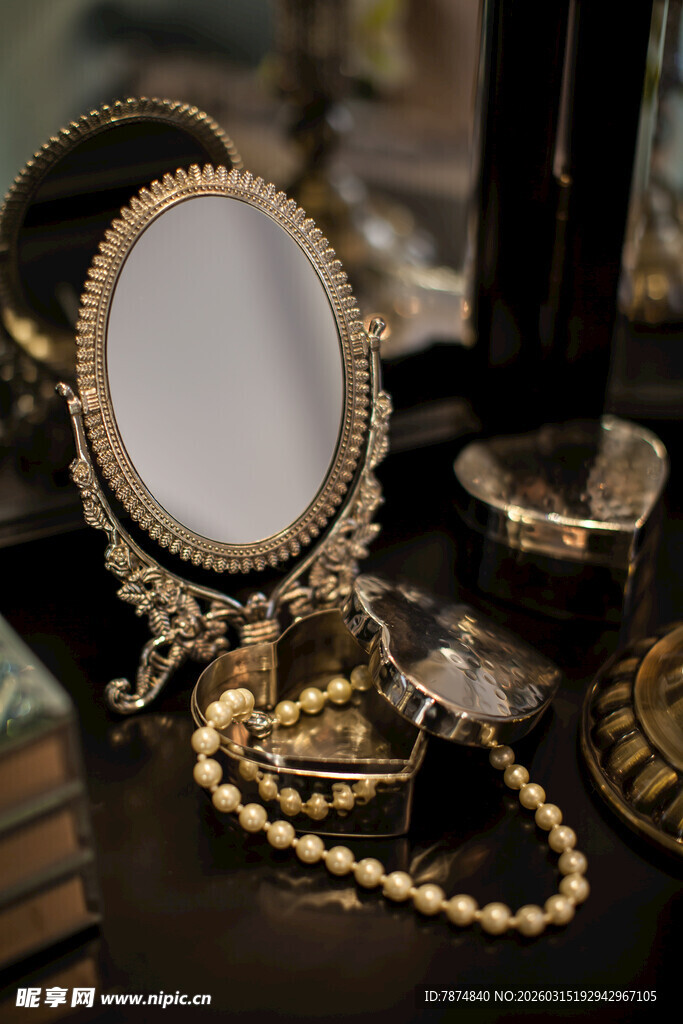 复古梳妆镜与珍珠首饰