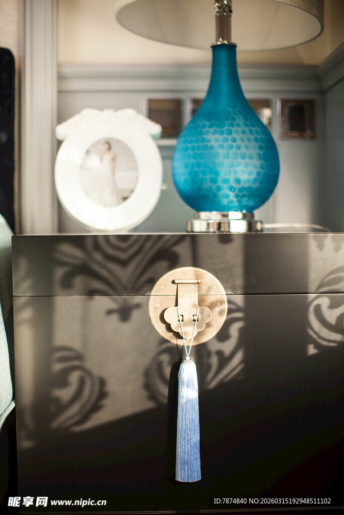 复古蓝色台灯与精致装饰