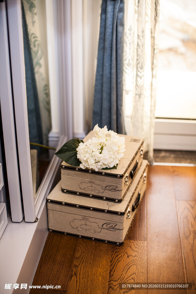 窗边堆叠木箱上的白玫瑰