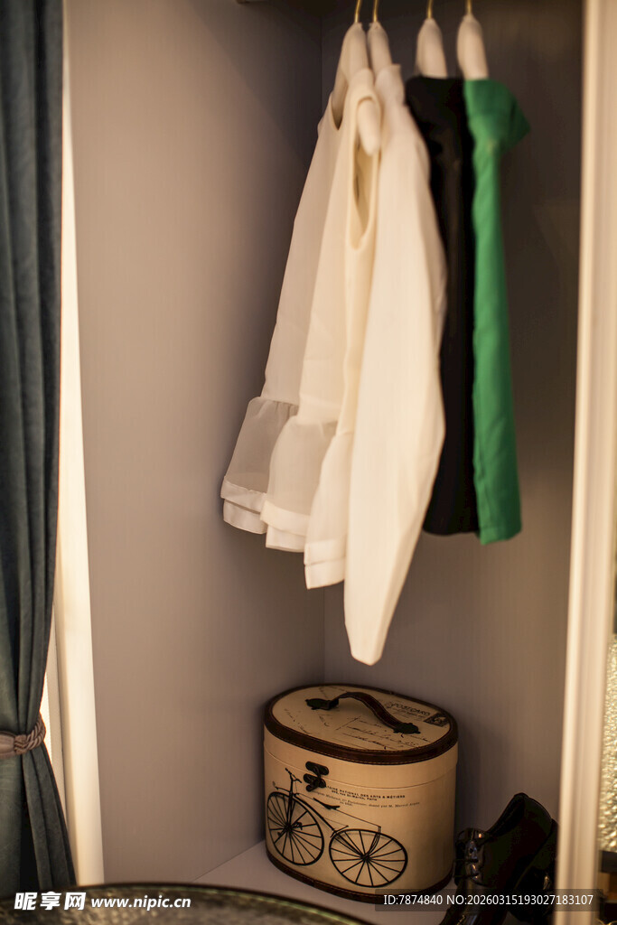 衣柜内挂放的衣物与收纳桶