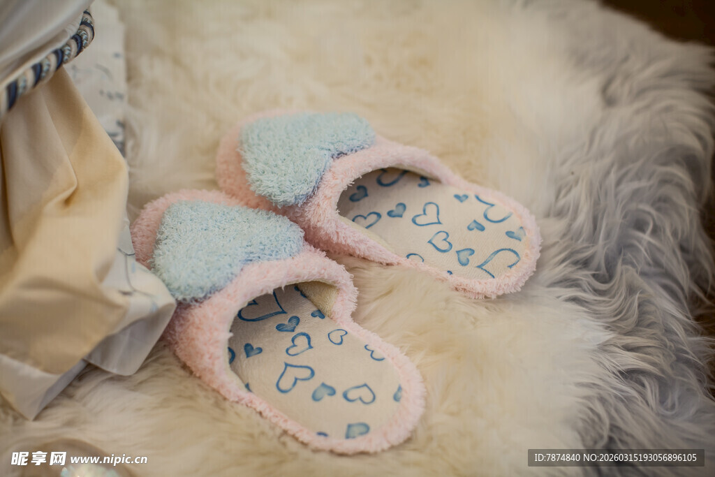 可爱毛绒拖鞋温馨展示