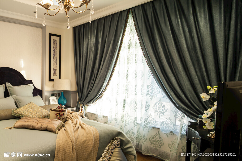 优雅卧室窗帘与温馨布置