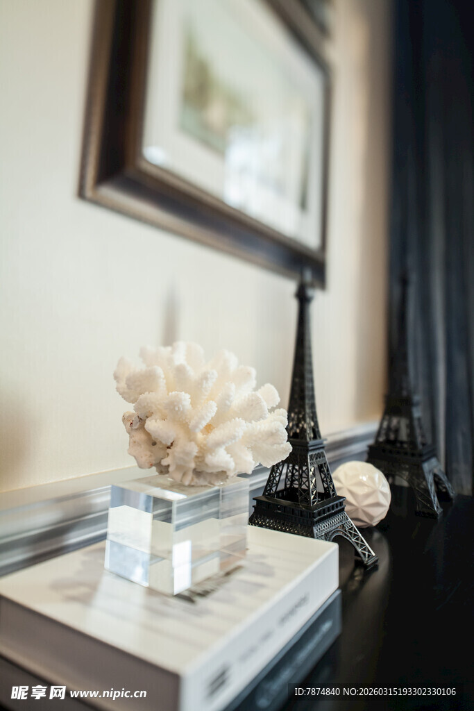 精致摆件装点室内一角